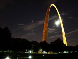 Fireworks light up the night sky over the gateway arch. Dsc01036 St Louis Arch At Night 08 11 08 S View Mapio Net