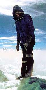 ˈʁaɪ̯nhɔlt ˈmɛsnɐ) (born 17 september 1944) is an italian mountaineer, explorer, and author.he made the first solo ascent of mount everest and, along with peter habeler, the first ascent of everest without supplemental oxygen. Reinhold Messner Atop Mt Everest After His Historic Solo Ascent Nepal Br Br Photo Reinhold Messner