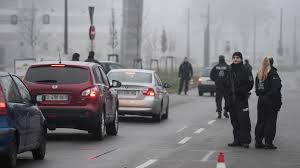 Alemania cerrará a partir de las 08:00 horas del lunes sus fronteras con austria, francia y suiza polonia y república checa, que también comparten frontera con alemania no han entrado en el. La Policia Alemana Se Despliega En La Frontera Con Francia Tras La Pista Del Terrorista De Estrasburgo