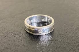 Terdapat 4 jenis cincin yang anda perlu tahu iaitu cincin untuk majlis merisik, bertunang, nikah dan cincin belah rotan. Cincin Lelaki Men S Ring Srm 63 Anggunklasik