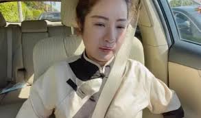 Thúy Nga bật khóc và buông xuôi nhìn ca sĩ Kim Ngân lại đi lang thang mà  không thể giúp đỡ