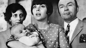 Sie war in begleitung ihrer mutter marcelle zu gast. Ern7iu6asfrt M