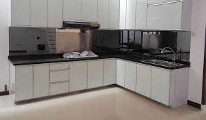 Gunakan juga kompor tanam dan sink di antara meja dapur tersebut dengan warna putih yang netral. Konsep Terbaru 17 Dapur Minimalis Kompor Gas