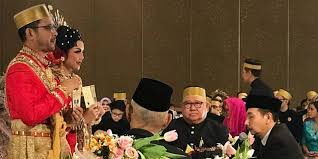 Lulu menikah dengan cucu mantan presiden soeharto, anak dari mbak tutut. Mantan Suami Lulu Tobing Danny Rukmana Kembali Menikah Dream Co Id