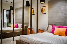 Dan yang pasti, desain rumah 2 kamar tidak butuh budget besar yang menguras kantong. Desain Kamar Tidur Full Kaca Radea