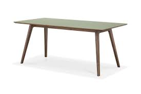 walnoten tafel met slank stalen frame voor een project in amsterdam interieur tafel tafels