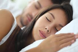 Dormir sur le côté gauche ou droit pour la femme enceinte, quels sont réellement les risques pour le bébé, on fait le point pour vous. Dormir En Chien De Fusil Sommeil Quelle Est La Meilleure Position Pour Dormir