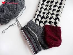 Du findest 10 verschiedene muster für den sockenschaft, die füßlinge werden glatt gestrickt, damit es keine druckstellen an den füßen gibt. Anleitung Socken Mit Hahnentritt Muster Stricken Lisibloggt