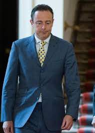 Het zou gaan om de eerste baby in de antwerpse vondelingenschuif dit jaar en zelfs de eerste sinds 2019. Bart De Wever Explore Tumblr Posts And Blogs Tumgir