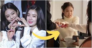 Các fan đã nhanh mắt soi ra yeri (red velvet) đến chơi và chụp ảnh tại nhà của jennie (blackpink). Fans Finally Know Who Paid The Bill When Blackpink S Jennie And Red Velvet S Irene Went On A Date Koreaboo