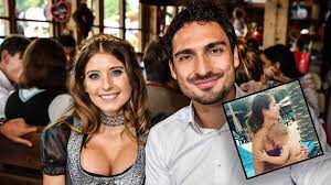 Aus jugendliebe wird das große familienglück im alter von 19 jahren lernten sich cathy, die damals noch fischer hieß, und mats hummels über gemeinsame freunde kennen. Cathy Hummels Baby Ludwig Und Fc Bayern Spielerfrau Zuruck In Deutschland Sportbuzzer De