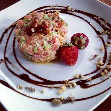 Tartare De Saumon Fraises Et Noisettes Grillees Sushi A La Maison Food Recipes Food And Drink