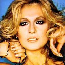 Loretta goggi , née à rome le , est une chanteuse et actrice italienne. Loretta Goggi Loretta Goggi Twitter