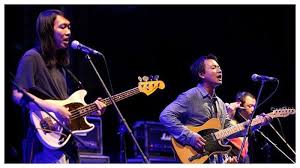 Efek rumah kaca adalah grup musik indie yang berasal dari jakarta.terdiri dari cholil mahmud (vokal utama, gitar), poppie airil (vokal latar, bass) dan akbar bagus sudibyo (drum, vokal latar). Lirik Tiba Tiba Batu Lagu Terbaru Efek Rumah Kaca Lengkap Dengan Video Klip Tribunnewswiki Com Mobile