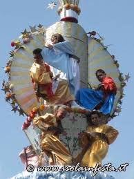 Festa di santa maria assunta festa e processione dell'imponente vara, il fercolo che rappresenta l'assunzione di maria al cielo. Vara Dell Assunta Randazzo Ct Isola In Festa