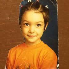 Tiyatro ile ilgilenmeye 4'üncü sınıfta başlayan geyik, oyunculuk kursu alarak tiyatroya başlamıştır. Arka Sokaklar I Zelis I Yusra Geyik Ortaya Cikan Fotografiyla Olay Oldu