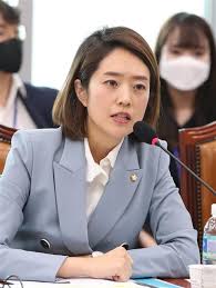 문재인 대통령이 고민정 청와대 부대변인을 대변인으로 승진 임명했다. ì„œìš¸ì‹ ë¬¸ ê³ ë¯¼ì • ì‹œì¸ ë‚¨íŽ¸ ë¶ˆíŽ¸í•˜ë‹¤ë©´ ì£¼ë¯¼ íŠ¹ê°•ì„œ ì œì™¸í•˜ê² ë‹¤