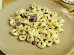 Tortellini panna e prosciutto cotto un ottimo primo piatto della tradizione culinaria emiliana.un piatto veramente gustoso,semplice e veloce da preparare.un piatto che si può preparare quando si ha poco tempo a disposizione,ma che fa sempre la sua bella figura. Tortellini Panna E Prosciutto Bild Von Il Veliero Bologna Tripadvisor