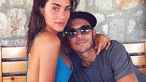 In un weekend amaro per il dottore, che ha annunciato l'addio alle corse al termine della stagione, la fidanzata manda un messaggio. Valentino Rossi Shows Off His Love For Model Francesca Sofia Novello Famous Model Francesca Sofia Novello Who They Marca English