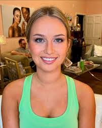 Molly Farris's Instagram, Twitter & Facebook