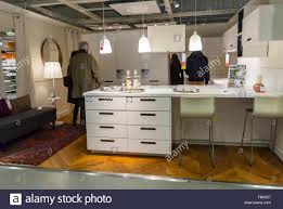 In fast allen baumärkten kann man werkzeug ausleihen. Paris Frankreich Leute Einkaufen Im Baumarkt Haushaltswaren Store Ikea Moderne Kuche Einbaufertigen Mobel Haushaltsgerate Home Interieur Auf Dem Display Showroom Stockfotografie Alamy