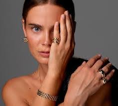 Antonia Diamond's Instagram, Twitter & Facebook