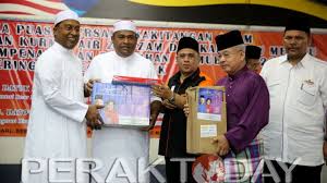 Air ini punya kandungan kimiawi alami yang menyehatkan bagi tubuh manusia. 649 Masjid Seluruh Perak Terima Sumbangan Kurma Air Zam Zam