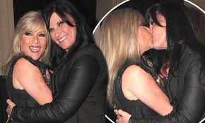 Samantha fox y myra stratton, pareja desde 2003 hasta 2015. Samantha Fox Looks Delighted As She Shares Passionate Smooch With Her Girlfriend Linda Olsen Daily Mail Online