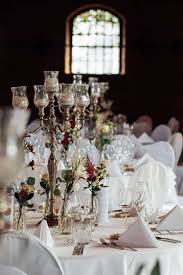 Der gutshof ladenburg ist der ideale veranstaltungsort für hochzeiten, firmenveranstaltungen wir vom gutshof ladenburg wünschen dem brautpaar noch alles gute für die gemeinsame zukunft! Elegante Tischdeko Bei Einer Gutshof Hochzeit Gutshof Hochzeit Burg