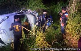 เมื่อคืนที่ผ่านมา เน็ตไอดอลชื่อดัง พิพลอย เกิดอุบัติเหตุ รถเสียหลักตกถนนชนกับเสาไฟฟ้าแรงสูงริมทาง จนเสียชีวิต ขณะที่สามีซึ่งเป็นคนขับ. Yq9vrqbcckxm M