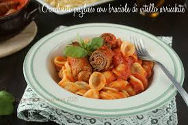 Le braciole di maiale alla contadina si preparano realizzando un sughetto a base di erbe aromatiche che verranno soffritte con l'aglio e i pomodori. Orecchiette Pugliesi Con Braciole Di Vitello Arricchite Status Mamma