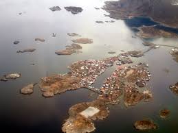 Henningsvær stadion, en liten arena på en fjern, norsk øy, ville sannsynligvis ikke nå opp på lista,» skriver the mirror. Henningsvaer Wikipedia