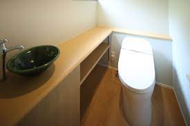 totoさんのタンクレストイレ 造作の収納棚の上に手洗い陶器と水栓 を設置しています トイレのデザイン トイレ インテリア トイレ