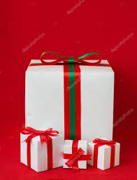 Descargar Blanco Regalos De Cajas Con Cinta Sobre Fondo Rojo Imagen De Stock Cajas De Regalo Regalos Cintas
