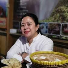Megawati spoke of her concern with the decline in community discipline in health protocols, including reminding cadres not to be corrupted. The Granddaughter Of The President Of The Republic Of Indonesia Soekarno Puan Maharani Is Very Fond Of Makanan Street Food Medial News