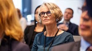 Quelle Coupe Pour Une Femme De 50 Ans Avec Des Lunettes Coupe de cheveux court femme mure de plus de 50 ans. quelle coupe pour une femme de 50 ans