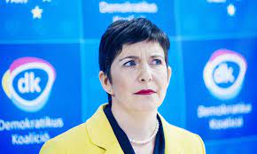 Ambassador to hungary april h. Dobrev Klara Mindent Tud A Diktatorokrol Es A Diktaturakrol Pestisracok