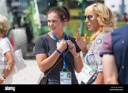 Aachen, Deutschland. 21. Juli 2018. Dressurreiterin Lisa MÜLLER (Müller)  (links), Ehefrau von Fußball-Spieler Thomas Mueller (nicht im Bild) im  Gespräch mit Ausreiten Inhaber Renate DAHMEN (rechts), an der  Warm-up-Bereich in der technischen