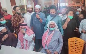 Ulama syekh ali jaber ditusuk oleh orang tak dikenal di masjid afaludin tamin sukajawa, tanjungkarang barat, bandar lampung, minggu (13/9/2020). Ini Pengakuan Pelaku Soal Alasan Menusuk Syekh Ali Jaber Kabar24 Bisnis Com