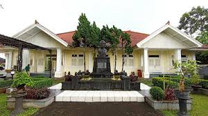 57, purwokerto, tidak tampak seperti bangunan museum pada umumnya. Dikenal Merakyat Bri Ternyata Bermula Dari Bank Priayi Di Purwokerto