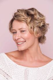 Check them out and you can start practicing right now! How To Curl Short Hair Try This Quick And Easy Tutorial