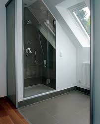 Bild 4 Der Duschbereich Mit Bank Unter Der Dachschrage Nutzt Verschenkten Raum Und Bringt Me Badezimmer Dachschrage Kleine Badezimmer Design Badezimmer Design