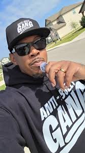 Some these parents really not playing about they kid getting bullied. Y'all  better talk to your children & make sure they respecting others. This  Father is angry yes; but cursing out a bus full of ...