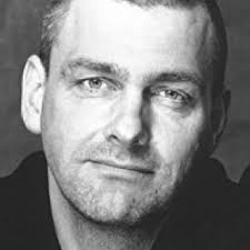 Vincent Serra (played by Guy Pearce) outfits