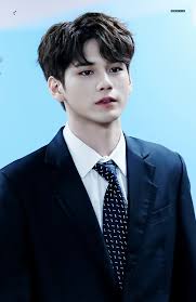 In a bowl, whisk together 1/4 cup of the vinegar, the soy sauce, canola oil, 2 tbsp of the sugar, 1 tbsp of the sriracha and 1 tsp of the sesame oil. 7 Male Idols Who Have The Coolest Most Uncommon Korean Last Names Kissasian
