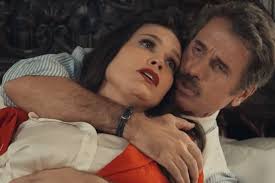 Catarina manda esconder o livro de magia na antiga casa de Amália