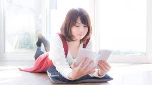 气质文静好看女孩伊东千奈美穿黑丝躺在地上看书电脑桌面壁纸(3840x2160) - 4K美女高清壁纸- 壁纸之家