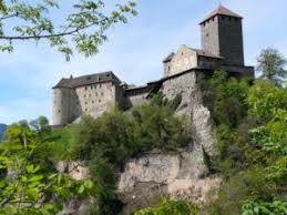Ausflugsziel Schloss Tirol Und Brunnenburg Dorf Tirol Fursten Historie Und Greifvogel Schlosstirol Dorftirol Ausf Tirol Dorf Tirol Sudtirol Mit Kindern