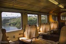 Partida do comboio no peso da régua, uma visita pelo interior, onde se pode ver as carruagens de madeira, de primeira e segunda classe de antigamente. Do Porto A Estacao Do Tua Num Comboio Dos Anos 40 Noticias De Lamego