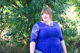 Etwas blaues pflaster ist auf einem weißen oder weißen leinenstoff mit 2 koordinierenden farben ihrer wahl bestickt. Something Blue Plus Size Hochzeitsgast Outfit Kathastrophal